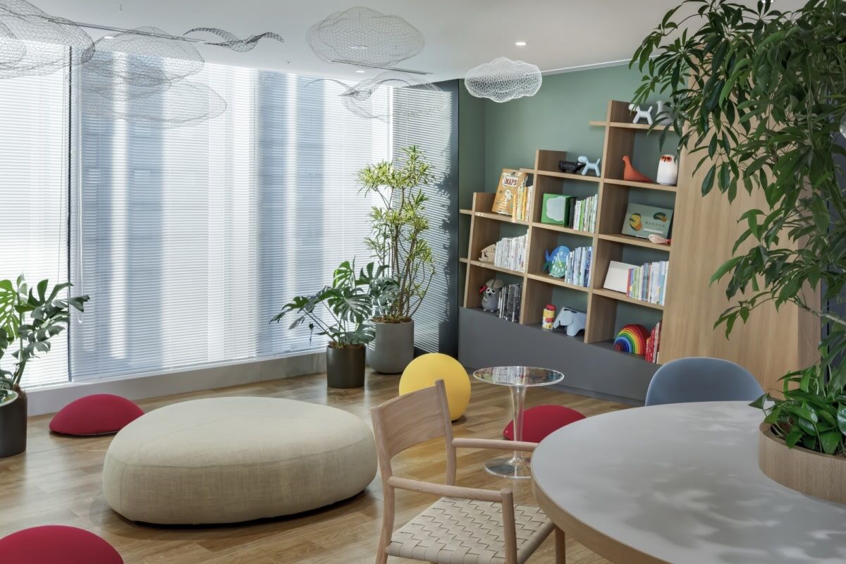 On y voit un intérieur professionnel pour un cabinet d'orthophonistes design