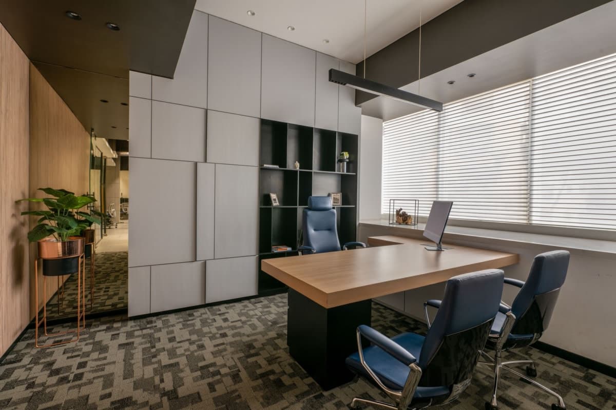 On y voit un aménagement d'espace professionnel pour un cabinet d'avocat