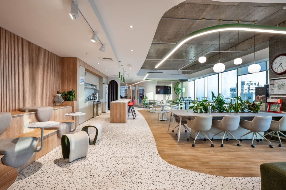 On y voit un aménagement d'espace professionnel flex office