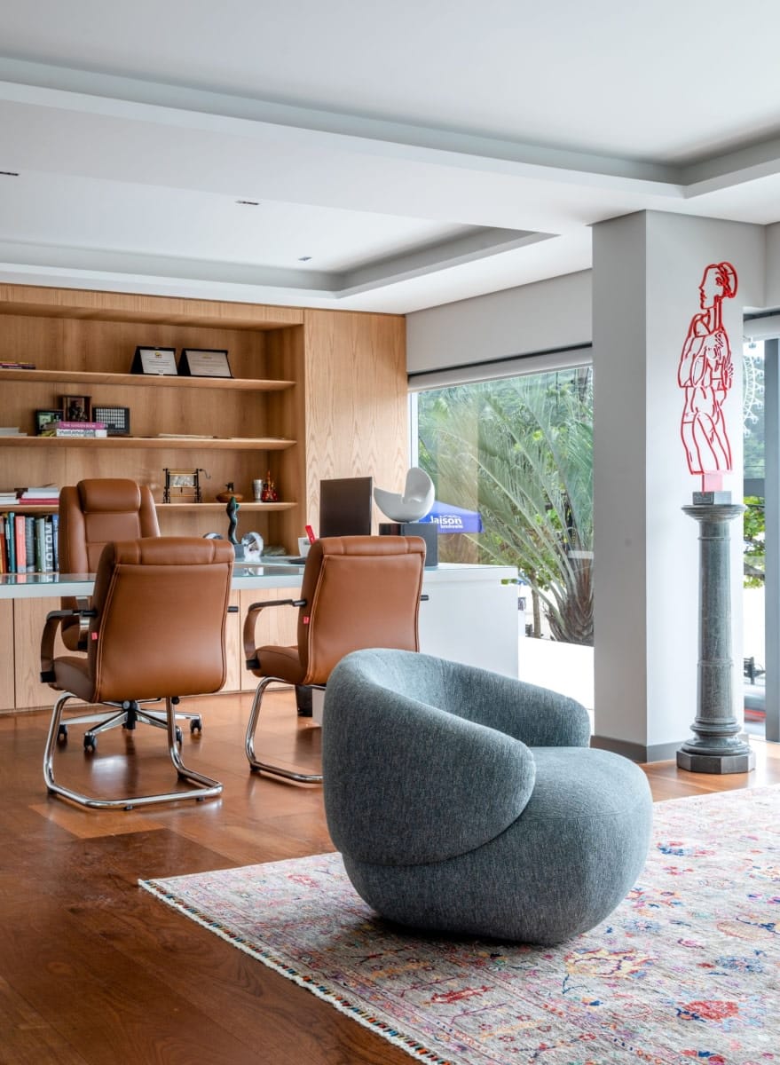 On y voit un aménagement d'espace professionnel pour un cabinet d'avocat