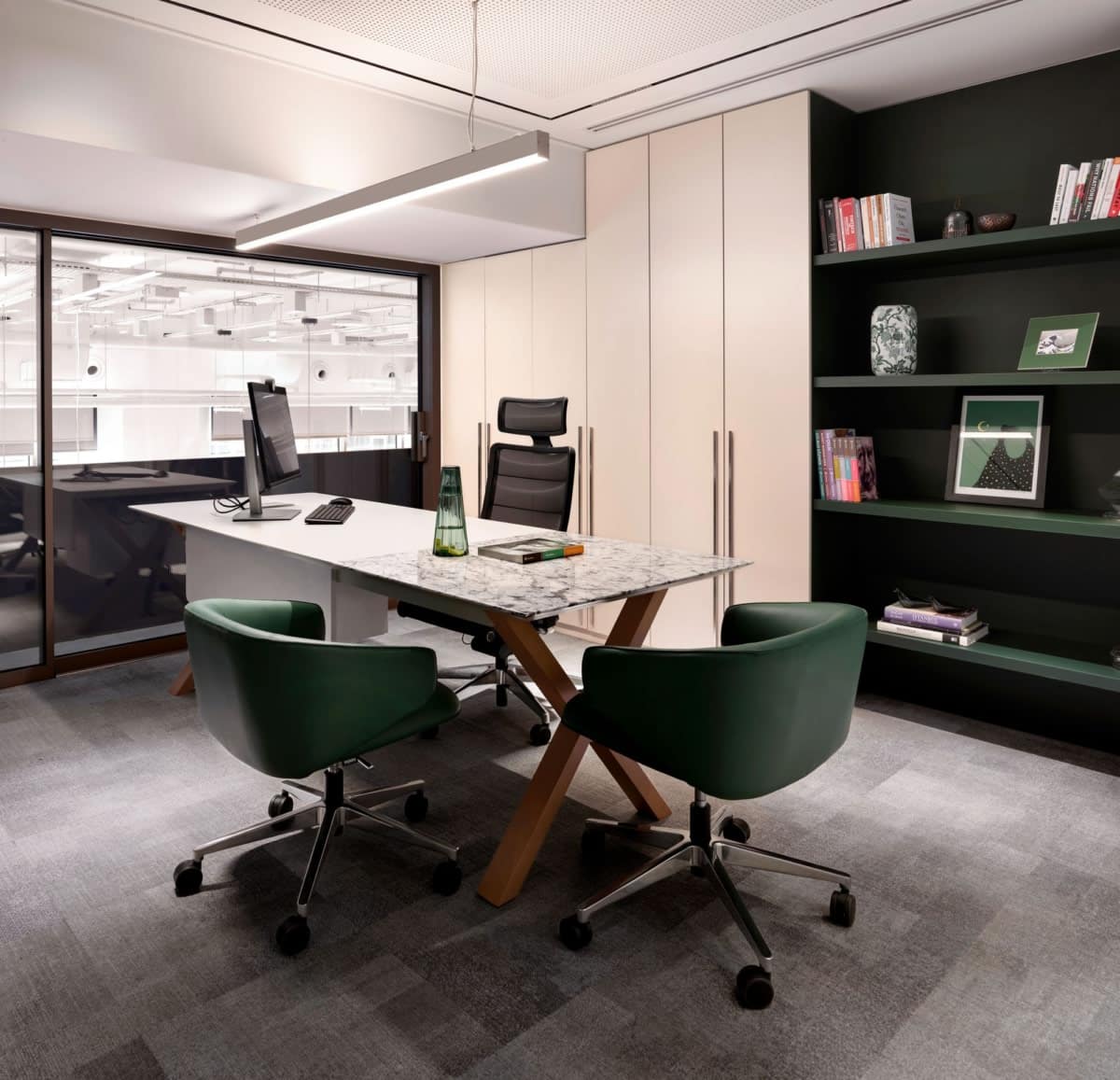 On y voit un aménagement d'espace professionnel pour un cabinet d'avocat