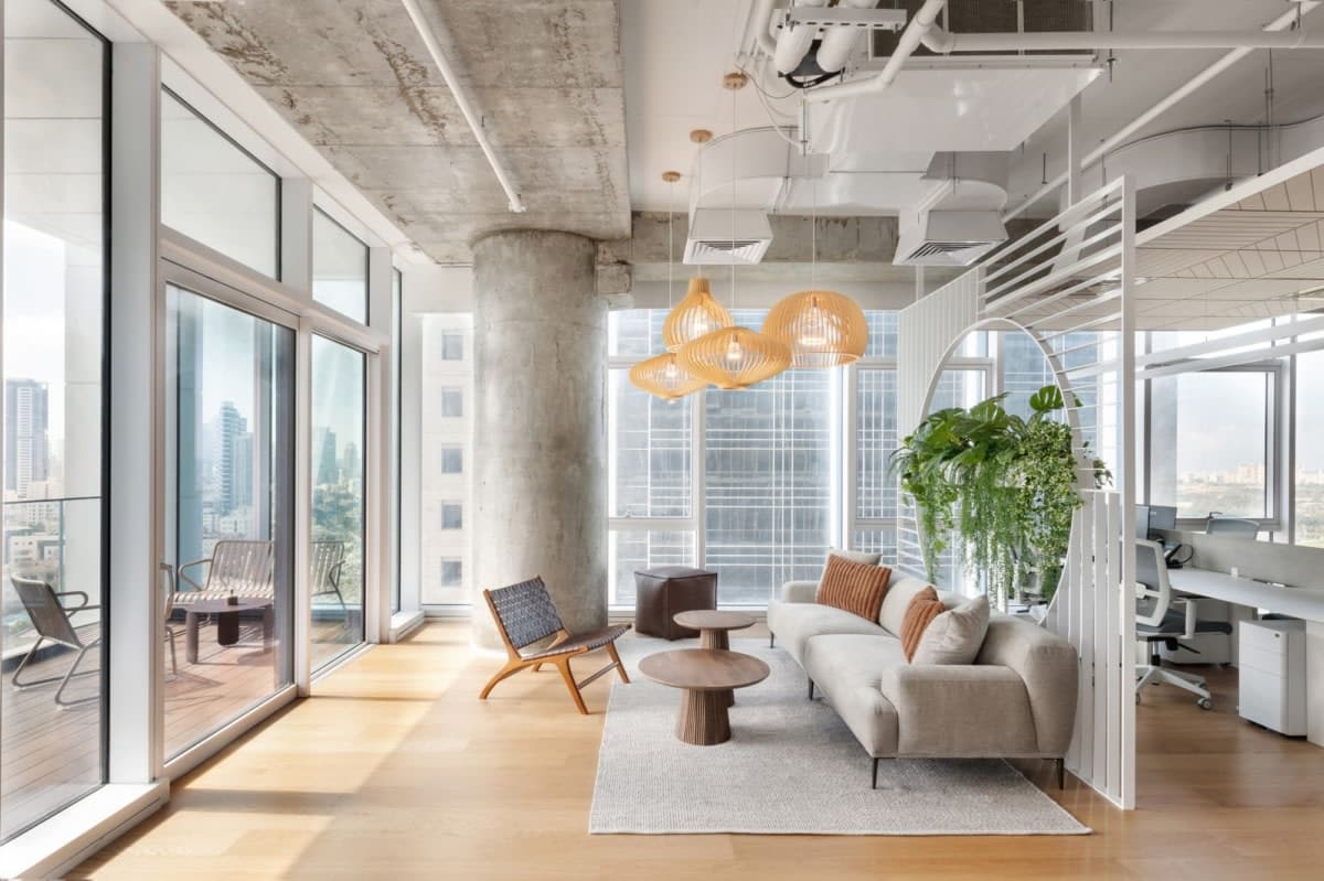 On y voit un aménagement d'espace professionnel flex office