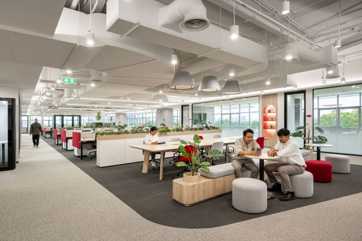 On y voit un aménagement d'espace professionnel flex office