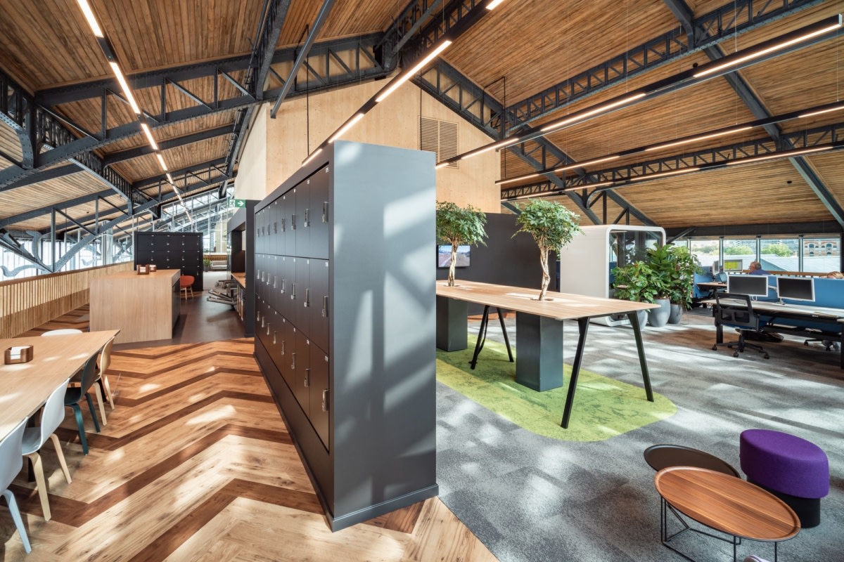 On y voit un aménagement d'espace professionnel avec du mobilier vert