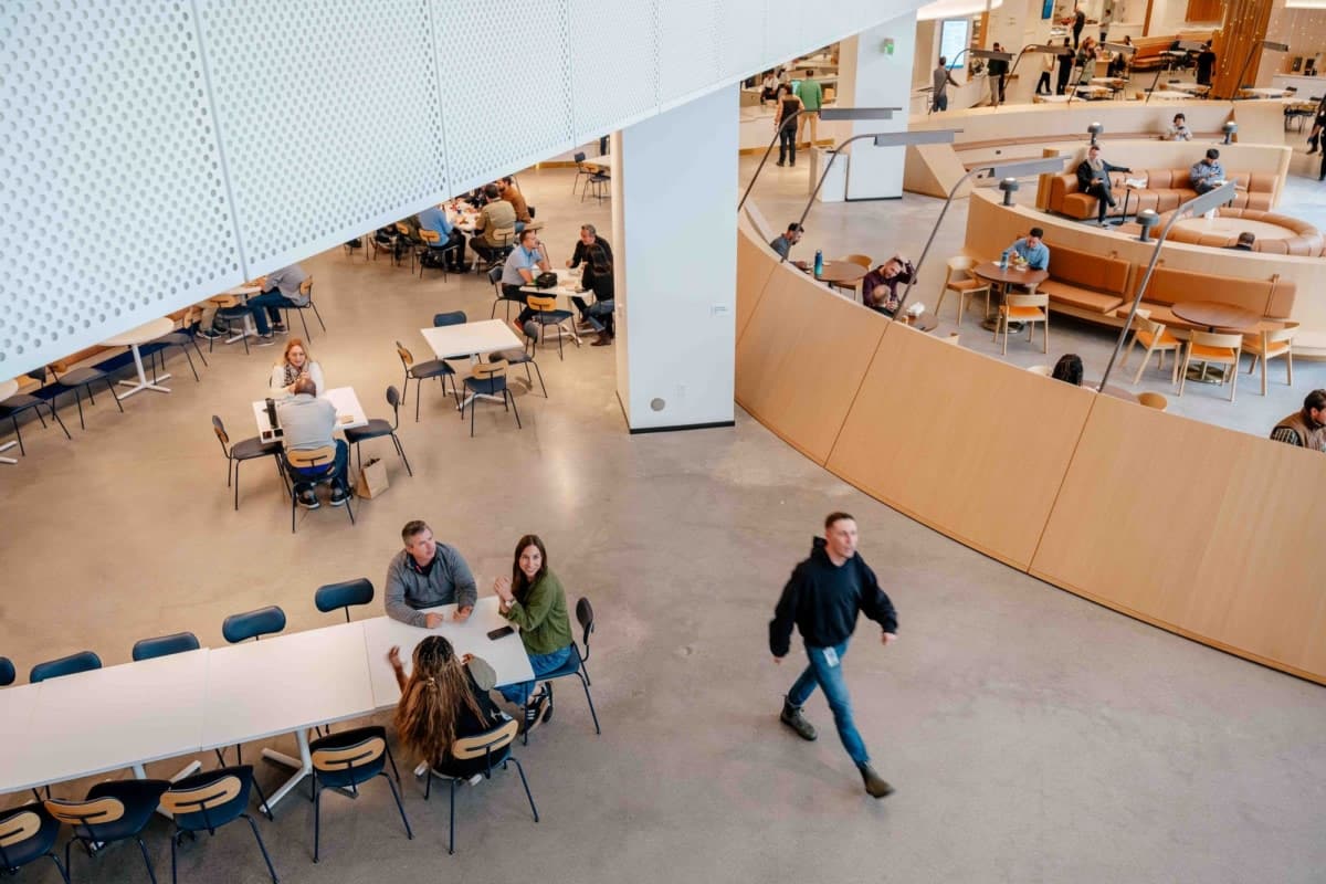 On y voit un aménagement d'espace de cafétariat