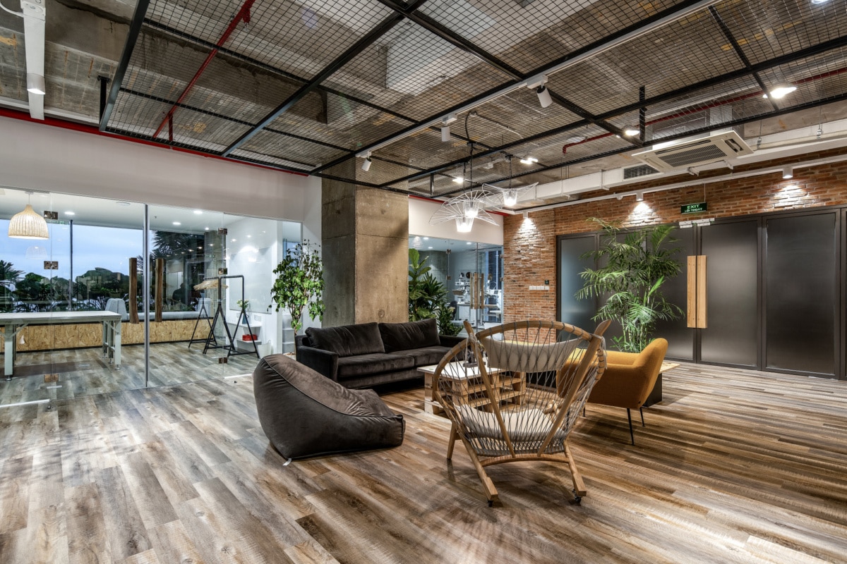 On y voit un aménagement d'espace professionnel avec du mobilier vert