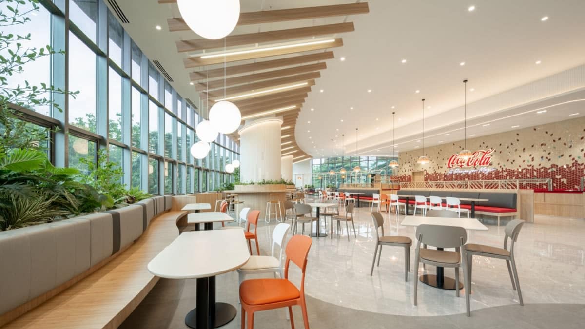 On y voit un aménagement d'espace de cafétariat