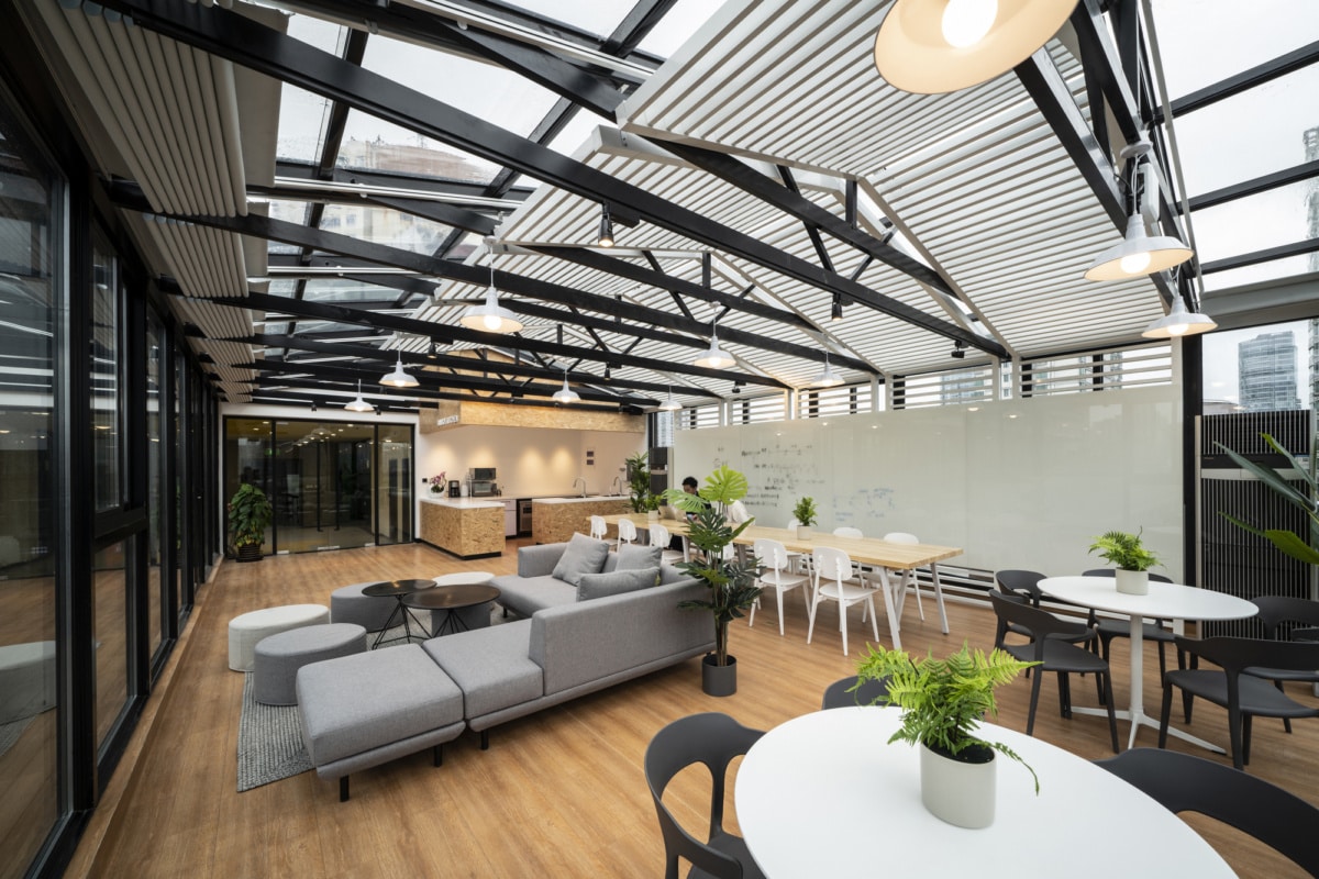 On y voit un aménagement d'espace professionnel avec du mobilier vert