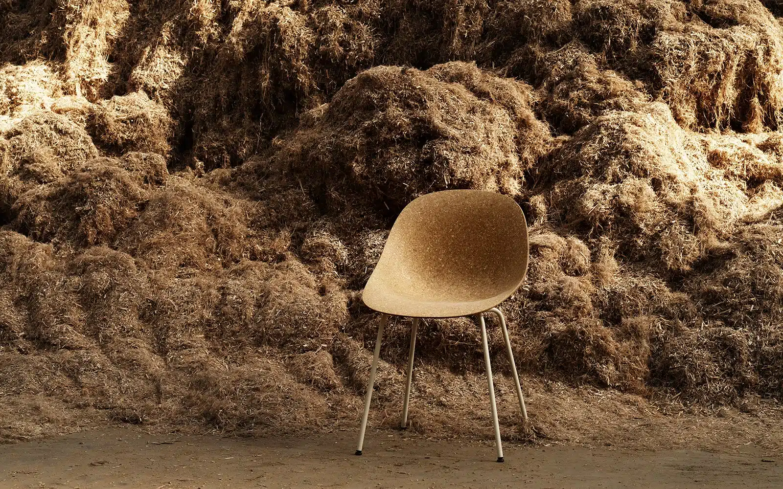 On y voit une chaise dans un intérieur profesionnel design