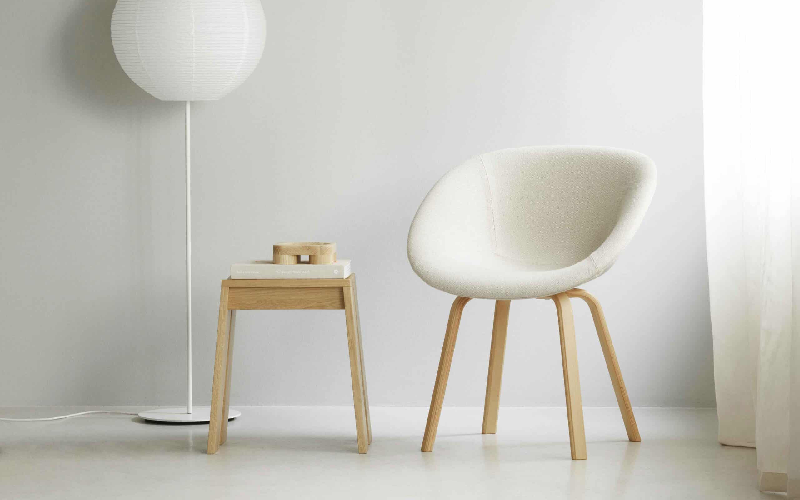 On y voit une chaise dans un intérieur profesionnel design