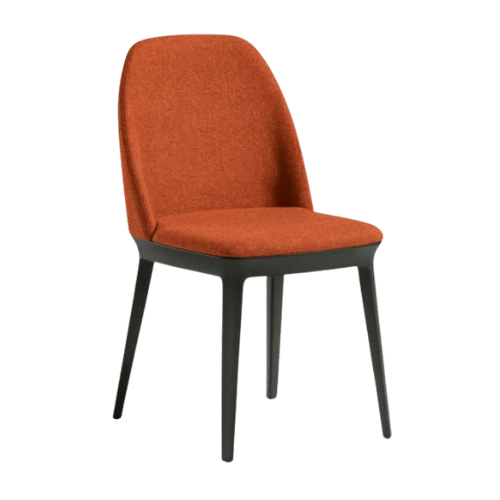 On y voit une chaise design orange design