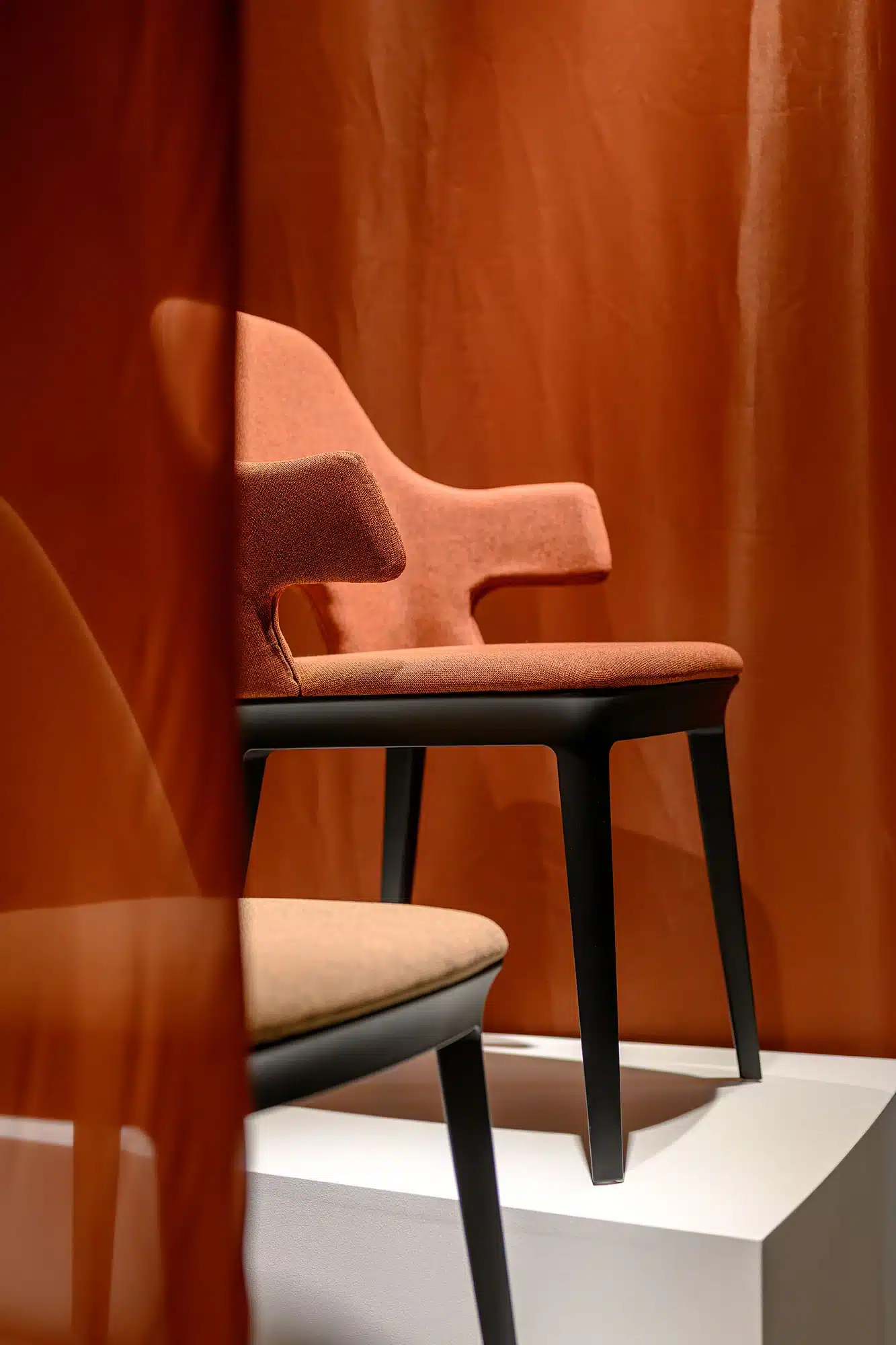 On y voit une chaise design orange