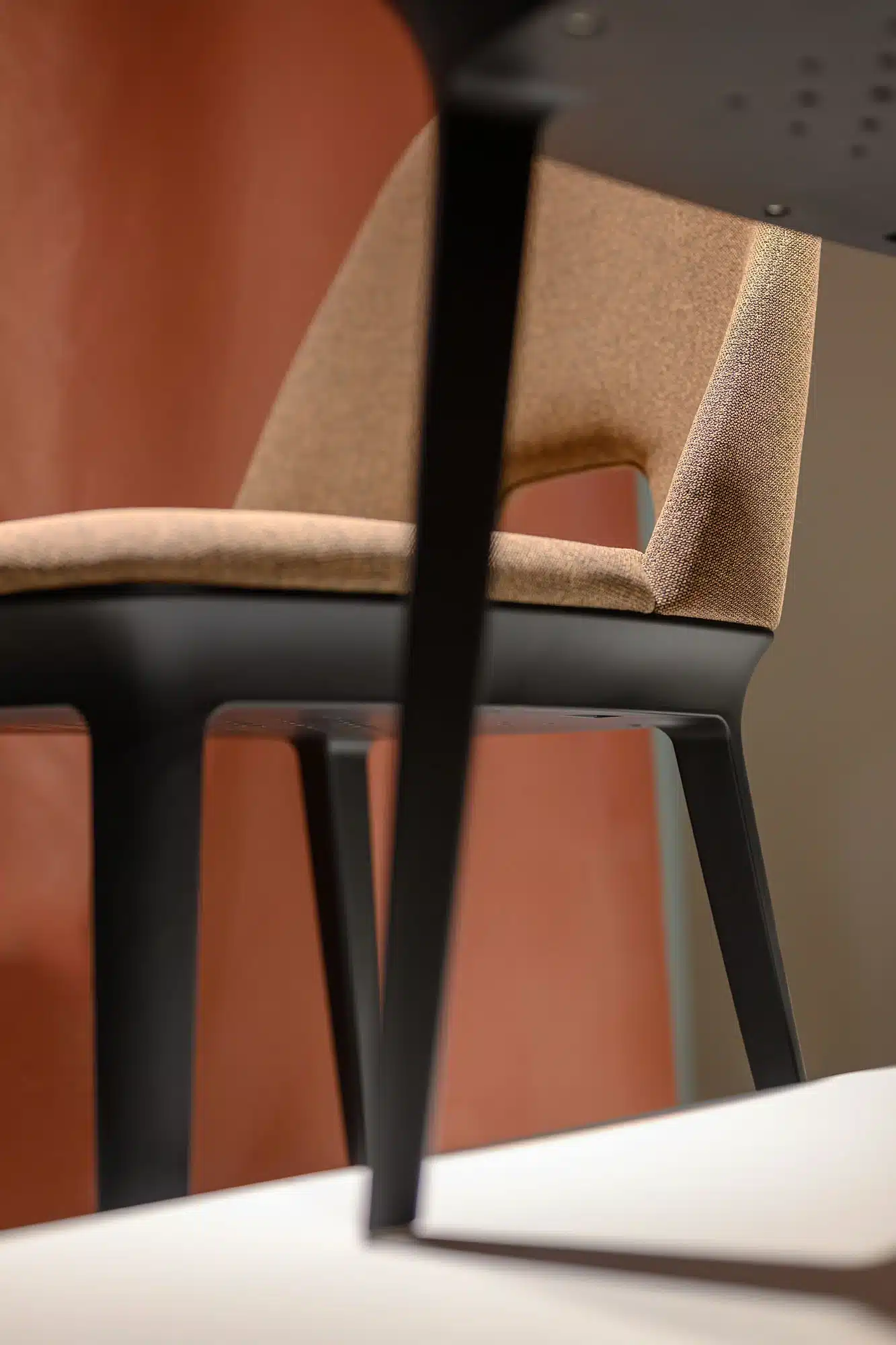 On y voit une chaise design orange