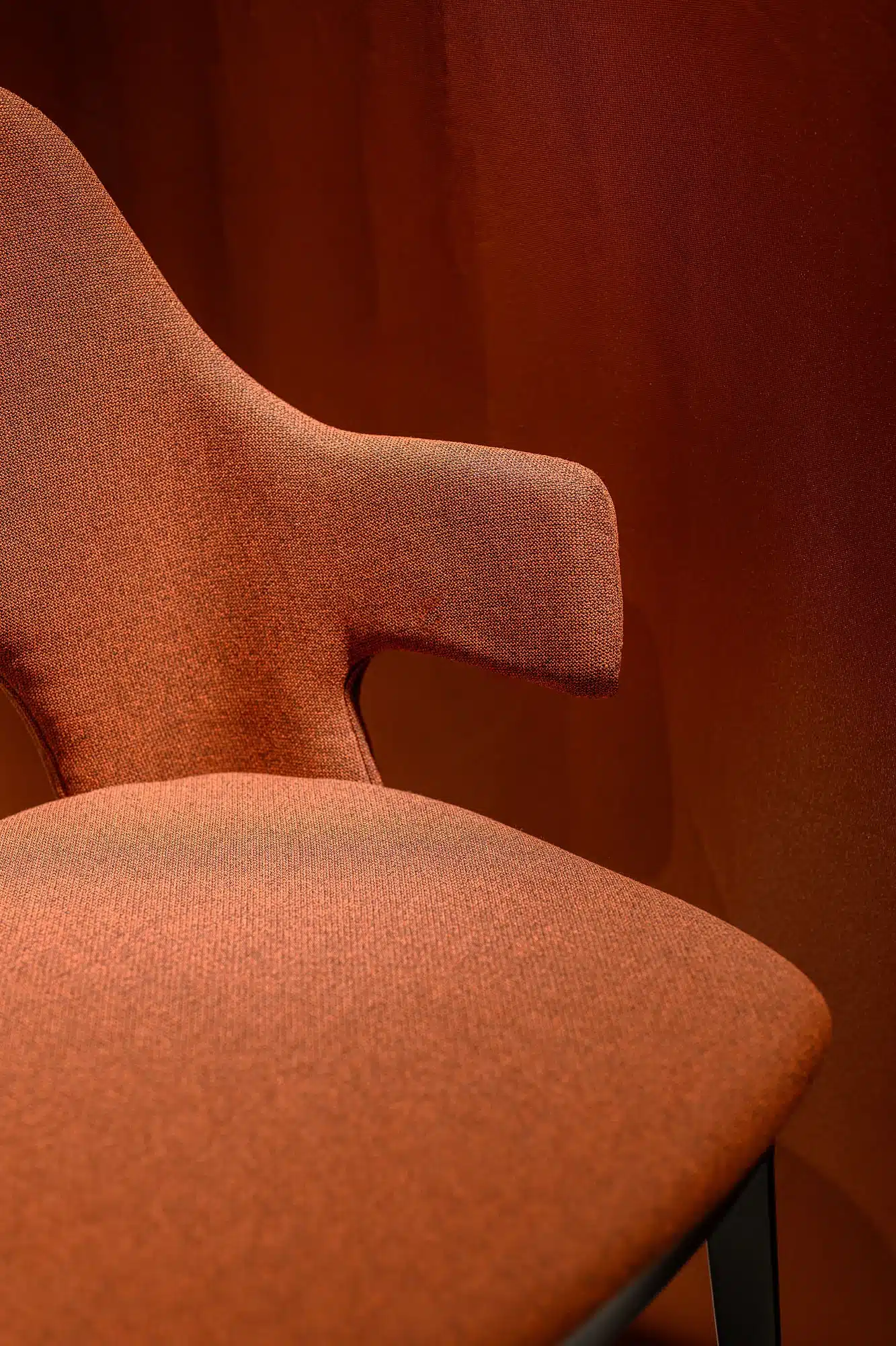 On y voit une chaise design orange