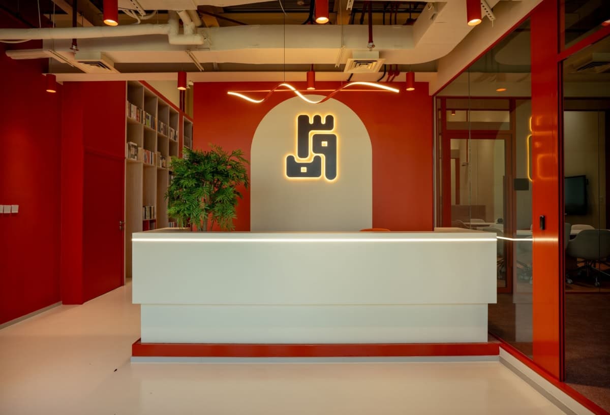 On y voit une banque d'accueil de réception design dans un intérieur professionnel