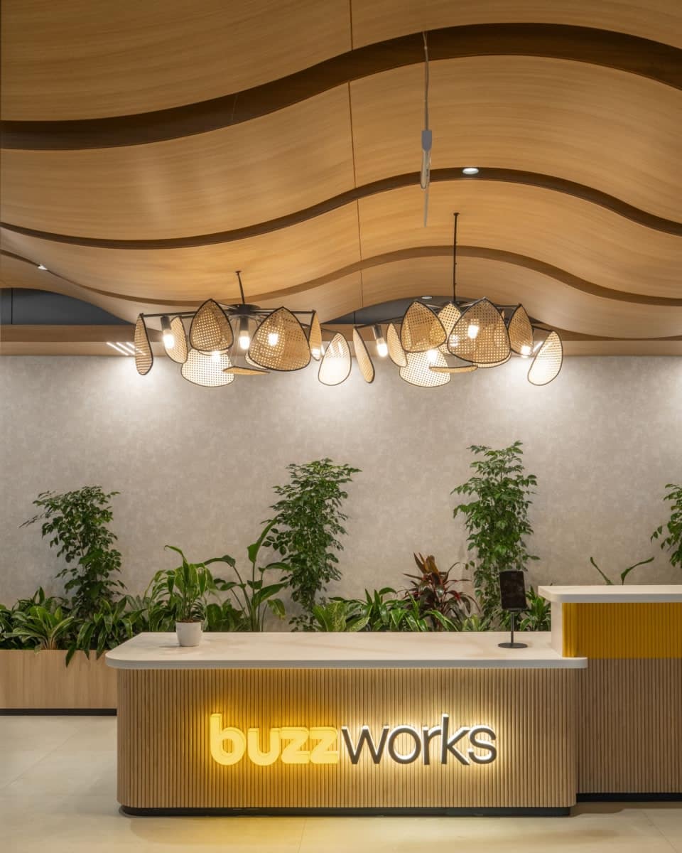 On y voit une banque d'accueil de réception design dans un intérieur professionnel