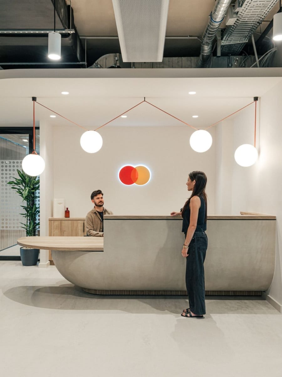 On y voit une banque d'accueil de réception design dans un intérieur professionnel