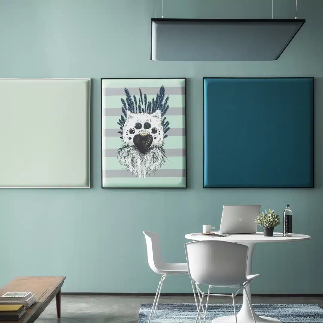 On y voit un tableau acoustique design dans un intérieur professionnel
