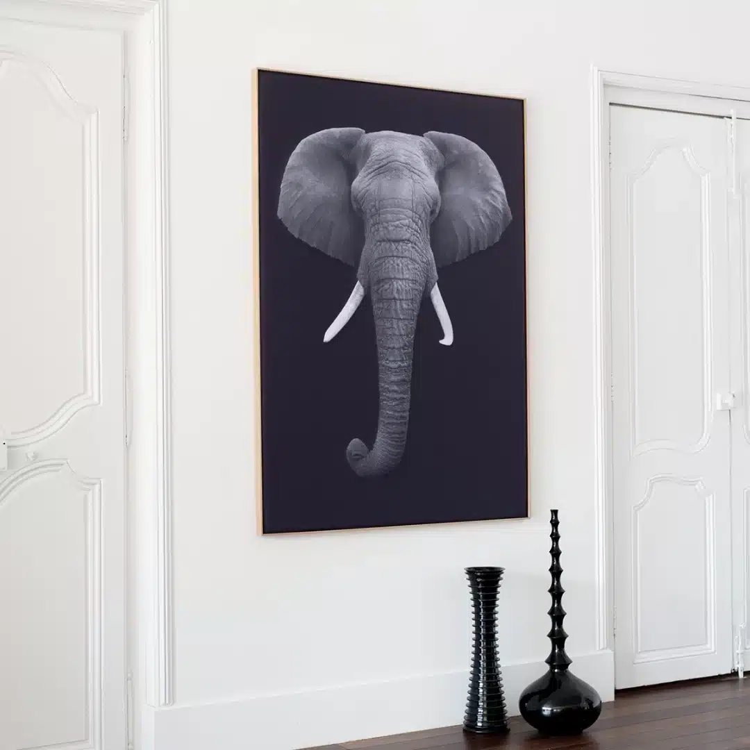 On y voit un tableau acoustique design dans un intérieur professionnel