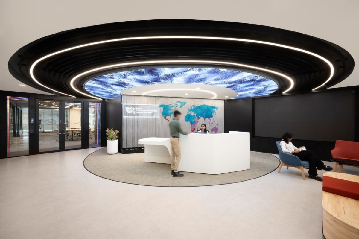 On y voit une banque d'accueil de réception design dans un intérieur professionnel