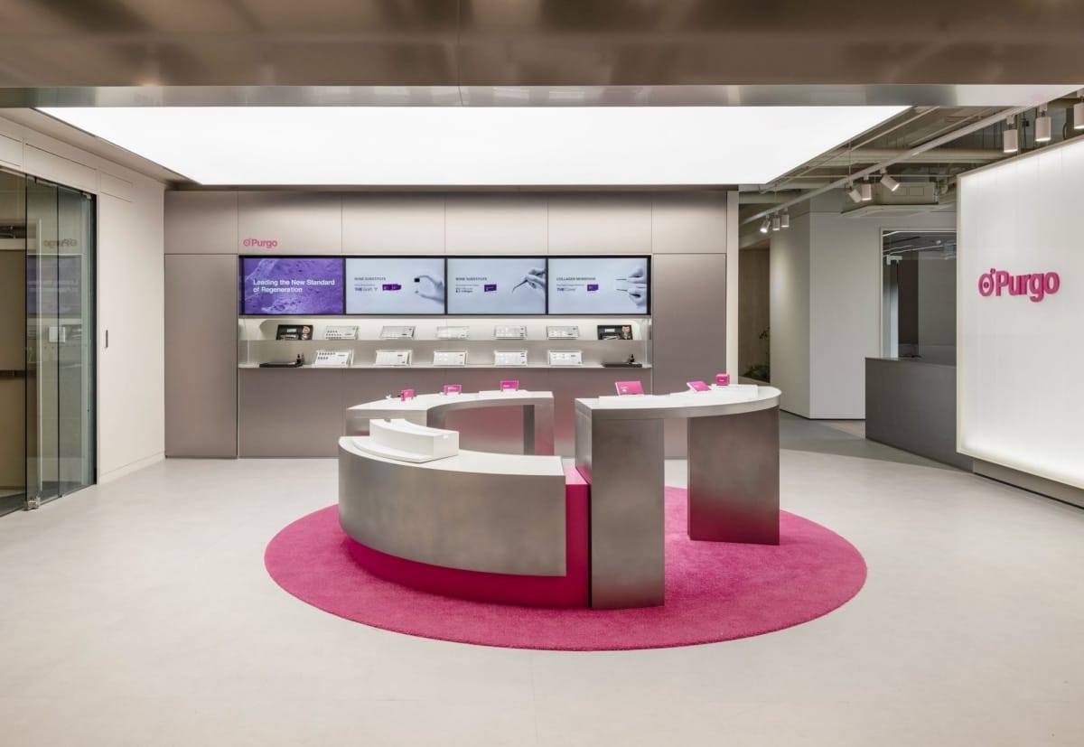 On y voit une banque d'accueil de réception design dans un intérieur professionnel