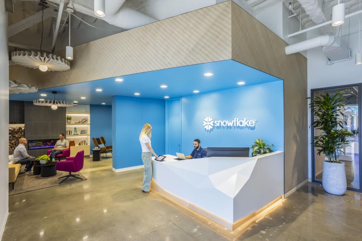 On y voit une banque d'accueil de réception design dans un intérieur professionnel