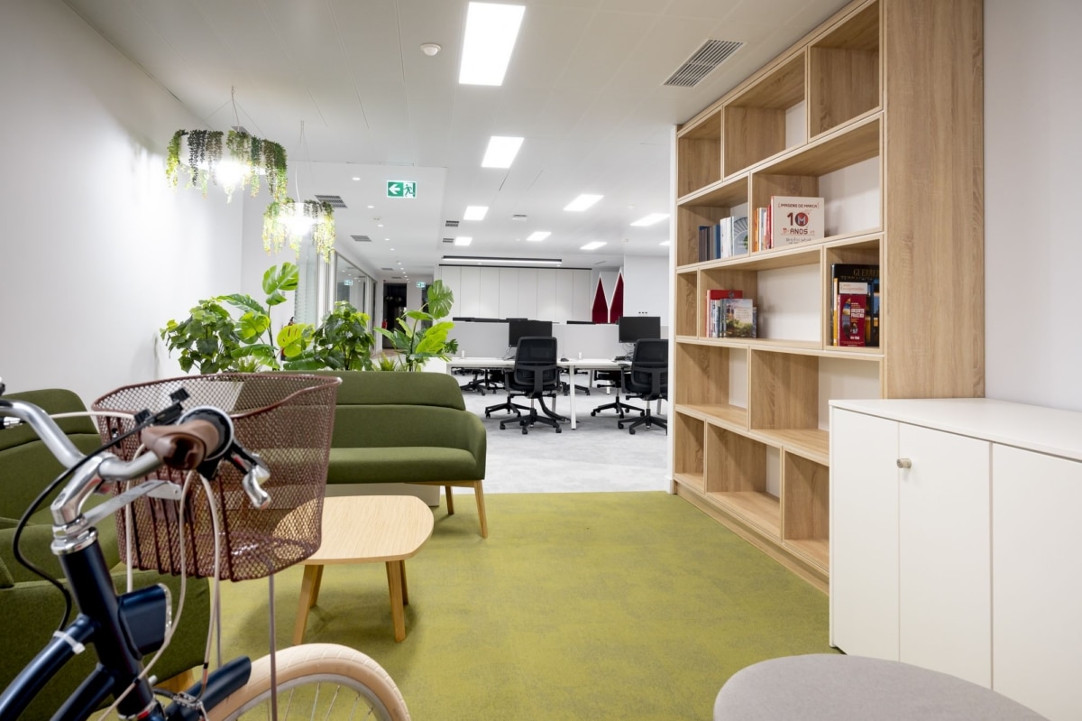 On y voit un aménagement banque design dans un intérieur professionnel