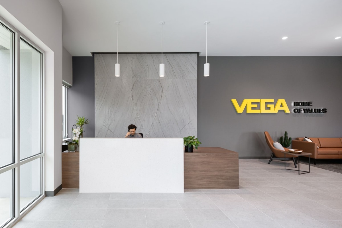 On y voit une banque d'accueil de réception design dans un intérieur professionnel