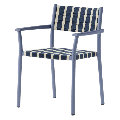 On y voit une chaise extérieur design bleu