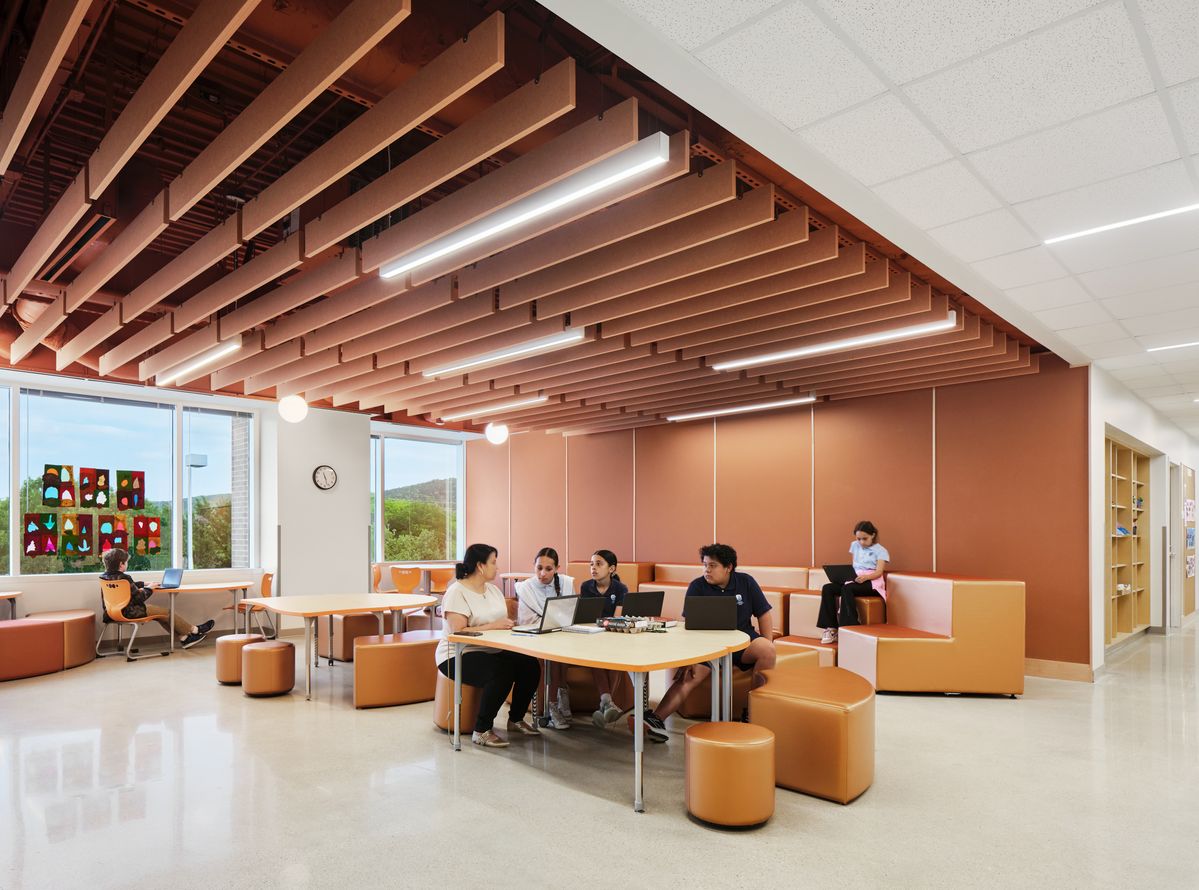 On y voit un aménagement d'espace scolaire et universitaire avec du mobilier professionnel