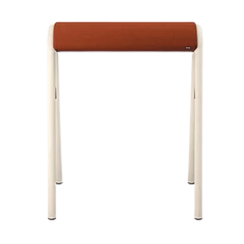On y voit une chaise design rouge