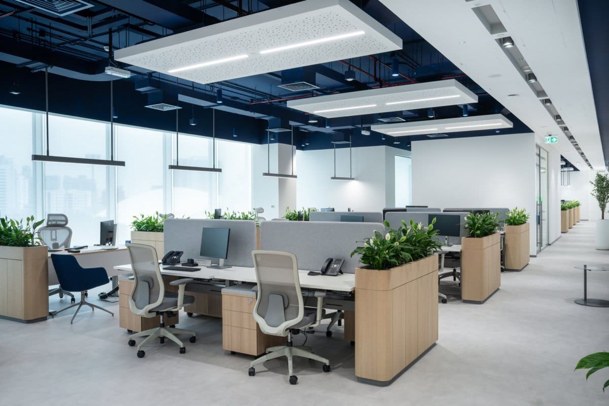 On y voit un aménagement d'espace tertiaire accompagné de mobilier professionnel