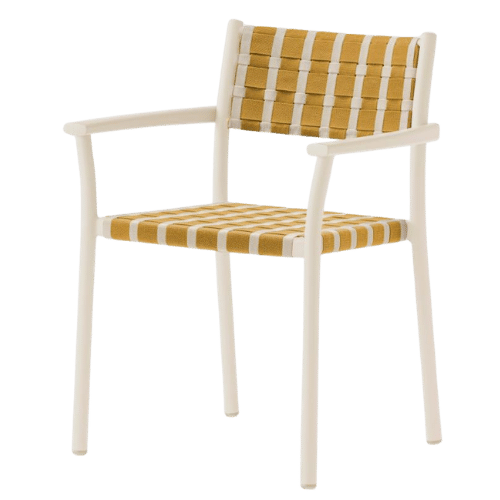 On y voit une chaise extérieur design jaune