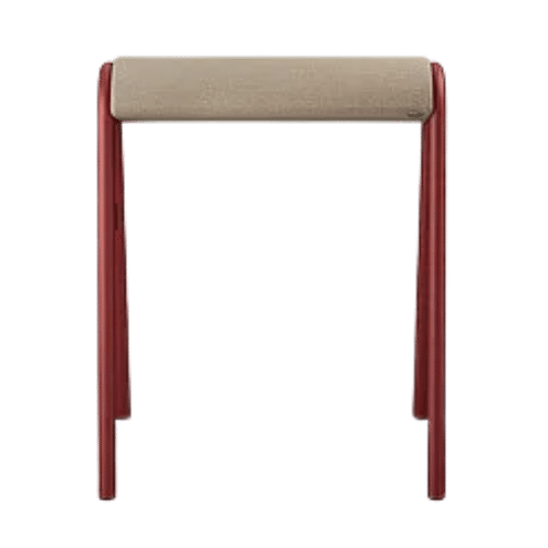 On y voit une chaise design rouge beige