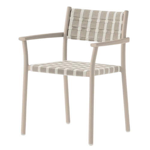 On y voit une chaise extérieur design beige