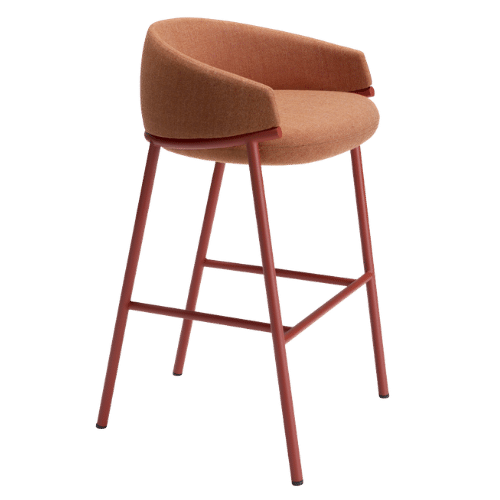 On y voit une chaise design avec 4 pieds noirs