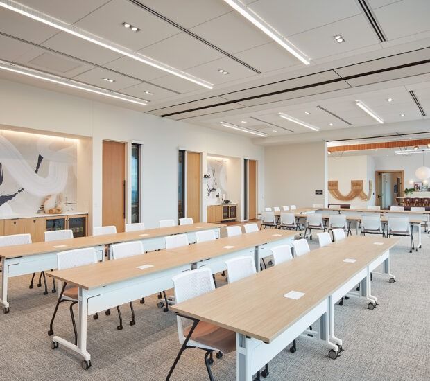 On y voit un aménagement d'espace scolaire et universitaire avec du mobilier professionnel