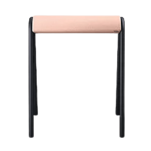 On y voit une chaise design rose noir
