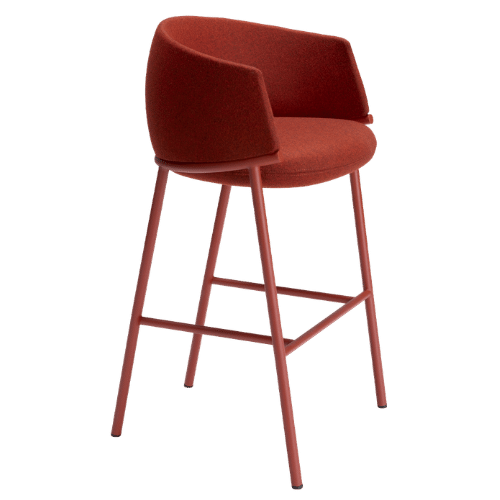 On y voit une chaise design avec 4 pieds noirs