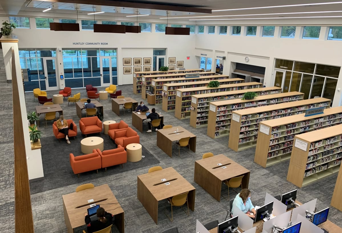 On y voit une bibliothèque universitaire avec du mobilier professionnel