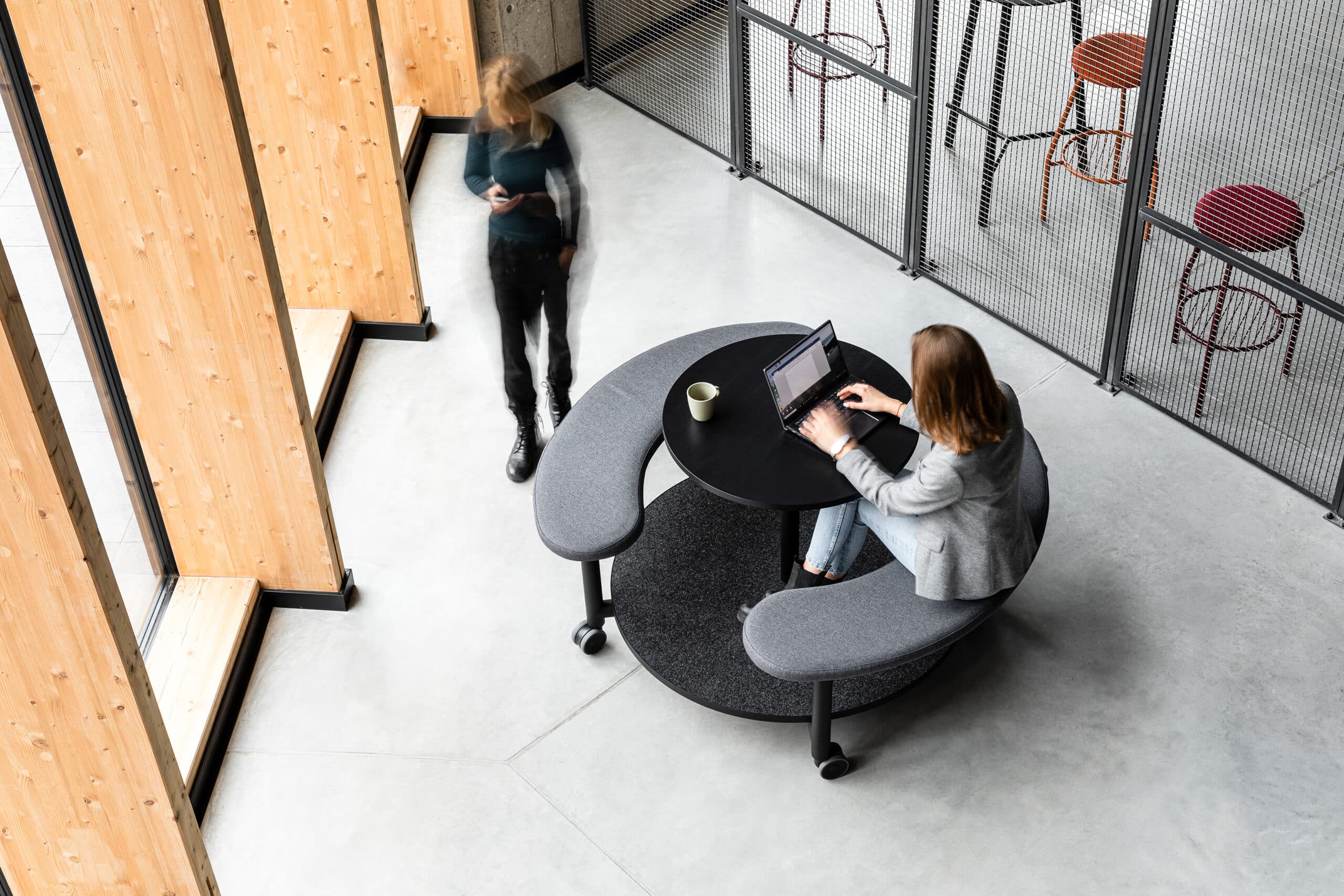 On y voit une table de coworking noir dans un intérieur professionnel design