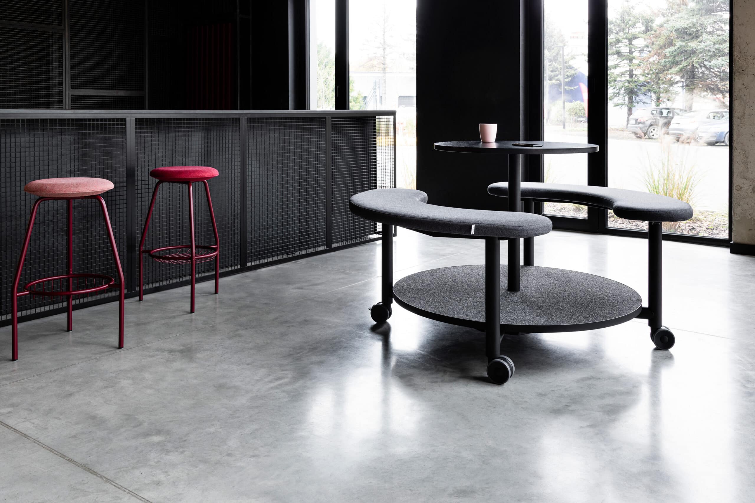 On y voit une table de coworking noir dans un intérieur professionnel design
