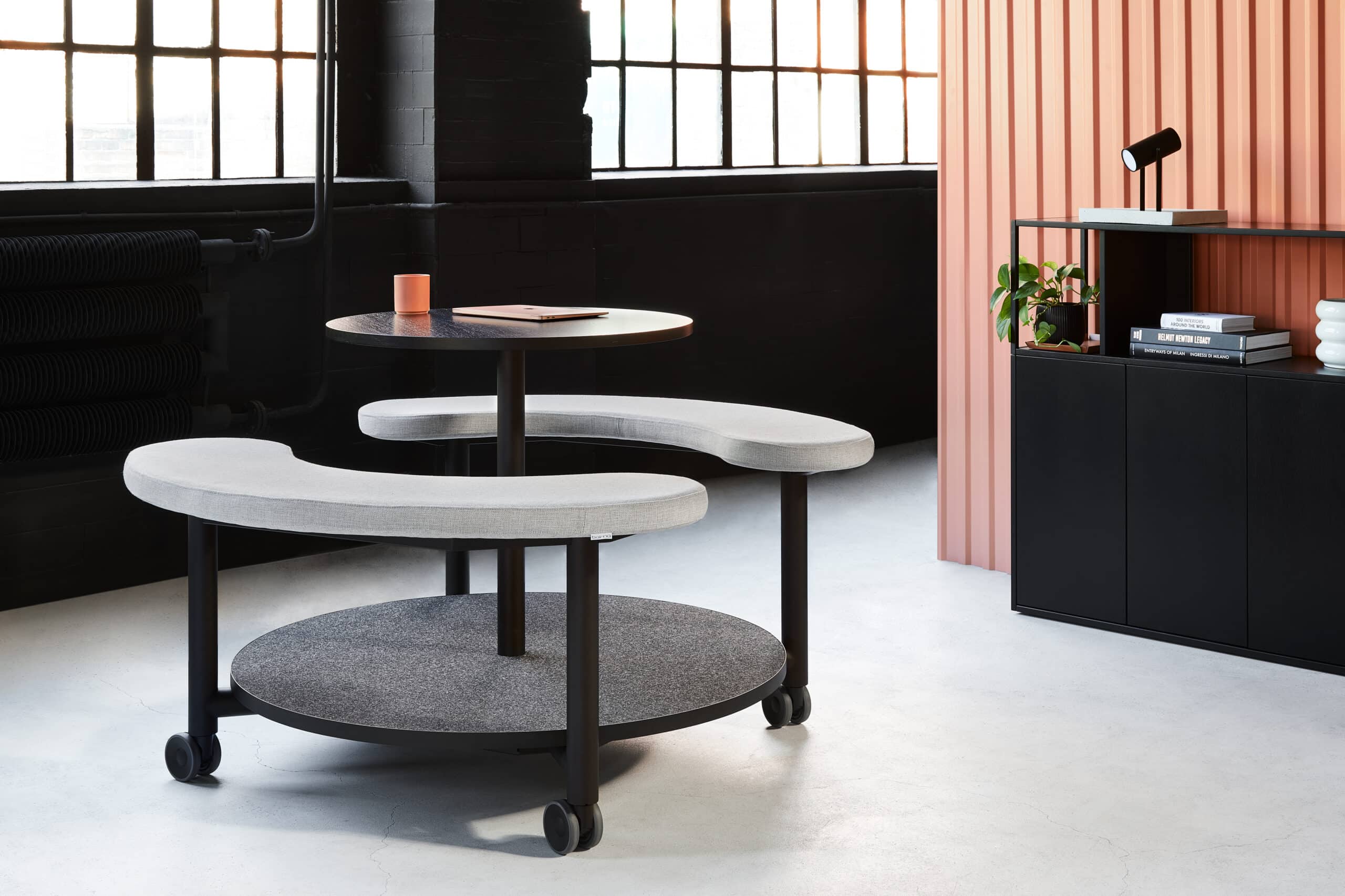 On y voit une table de coworking noir dans un intérieur professionnel design