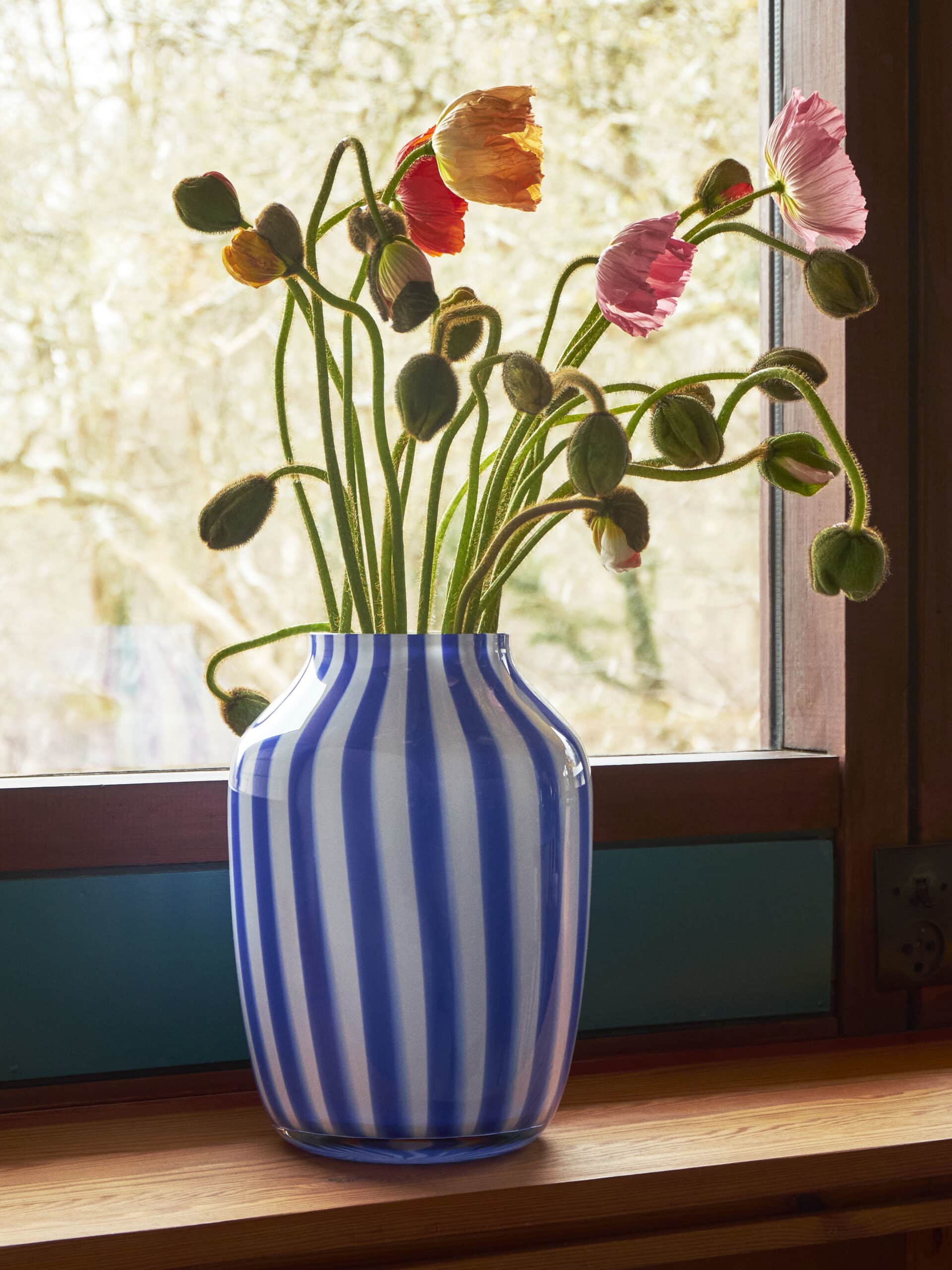 On y voit une vase bleu design dans un intérieur professionnel