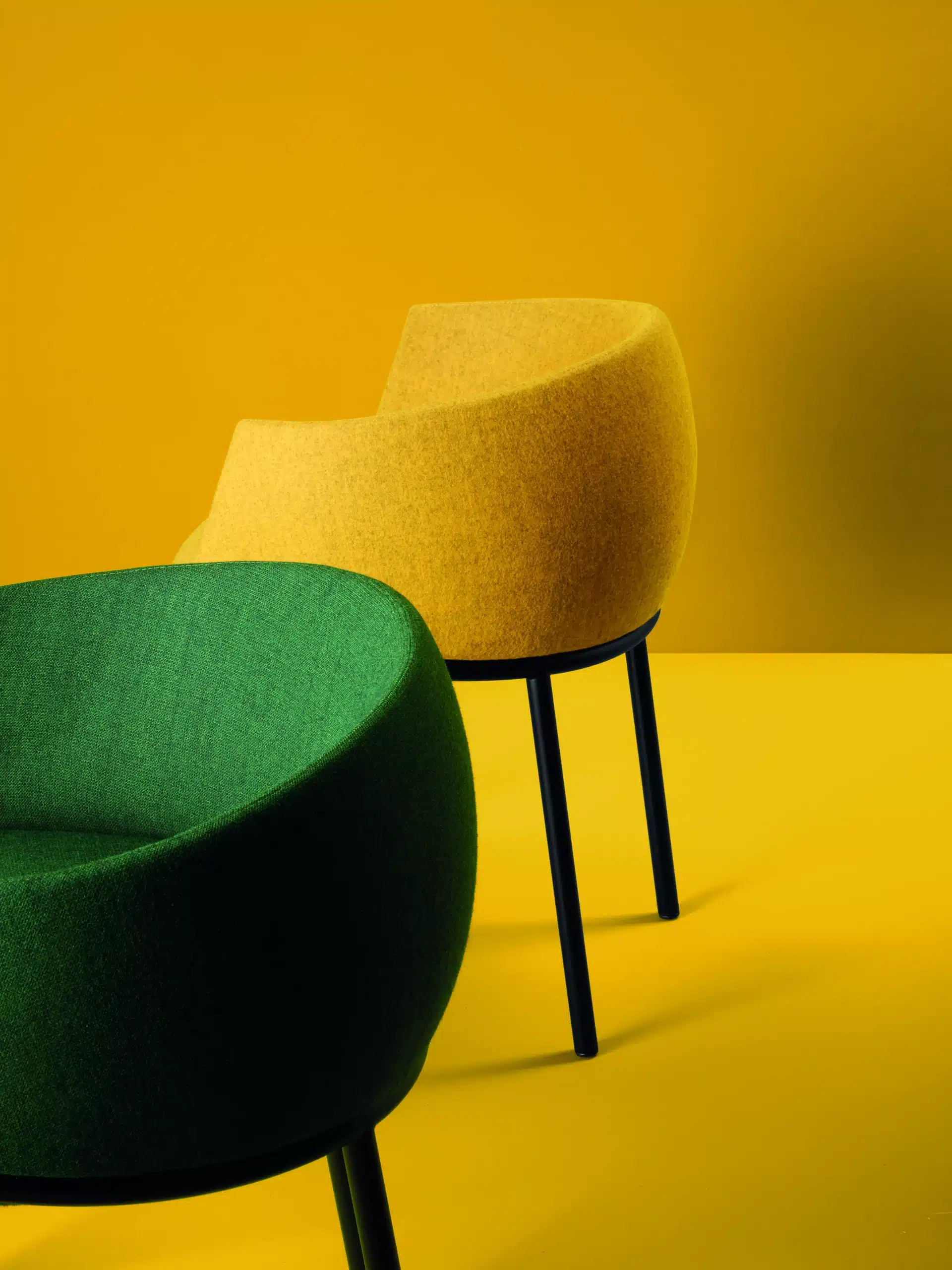 On y voit une chaise design dans un intérieur professionnel