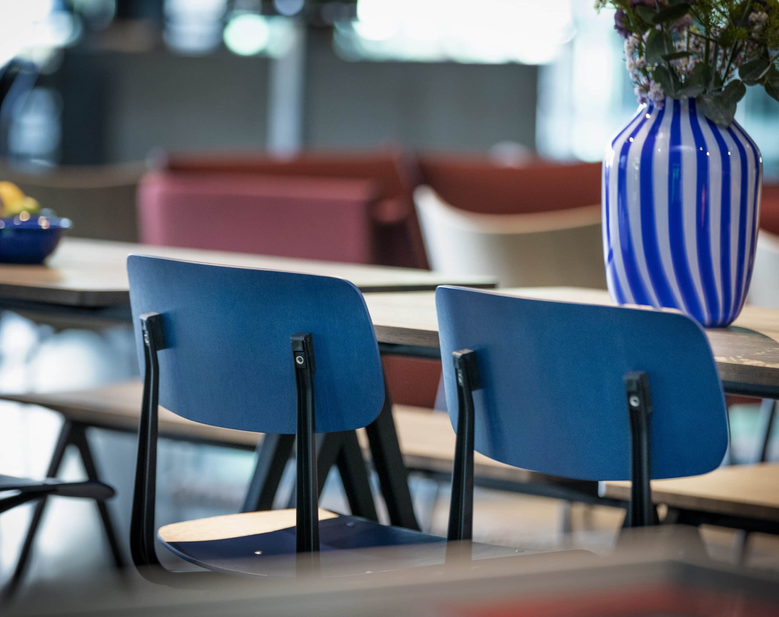 On y voit une vase bleu design dans un intérieur professionnel