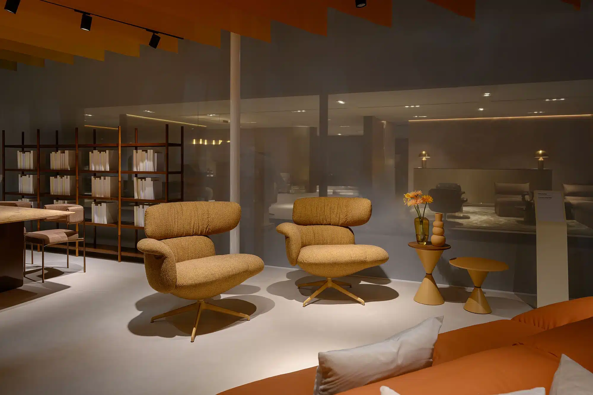 On y voit un fauteuil lounge design dans un intérieur professionnel