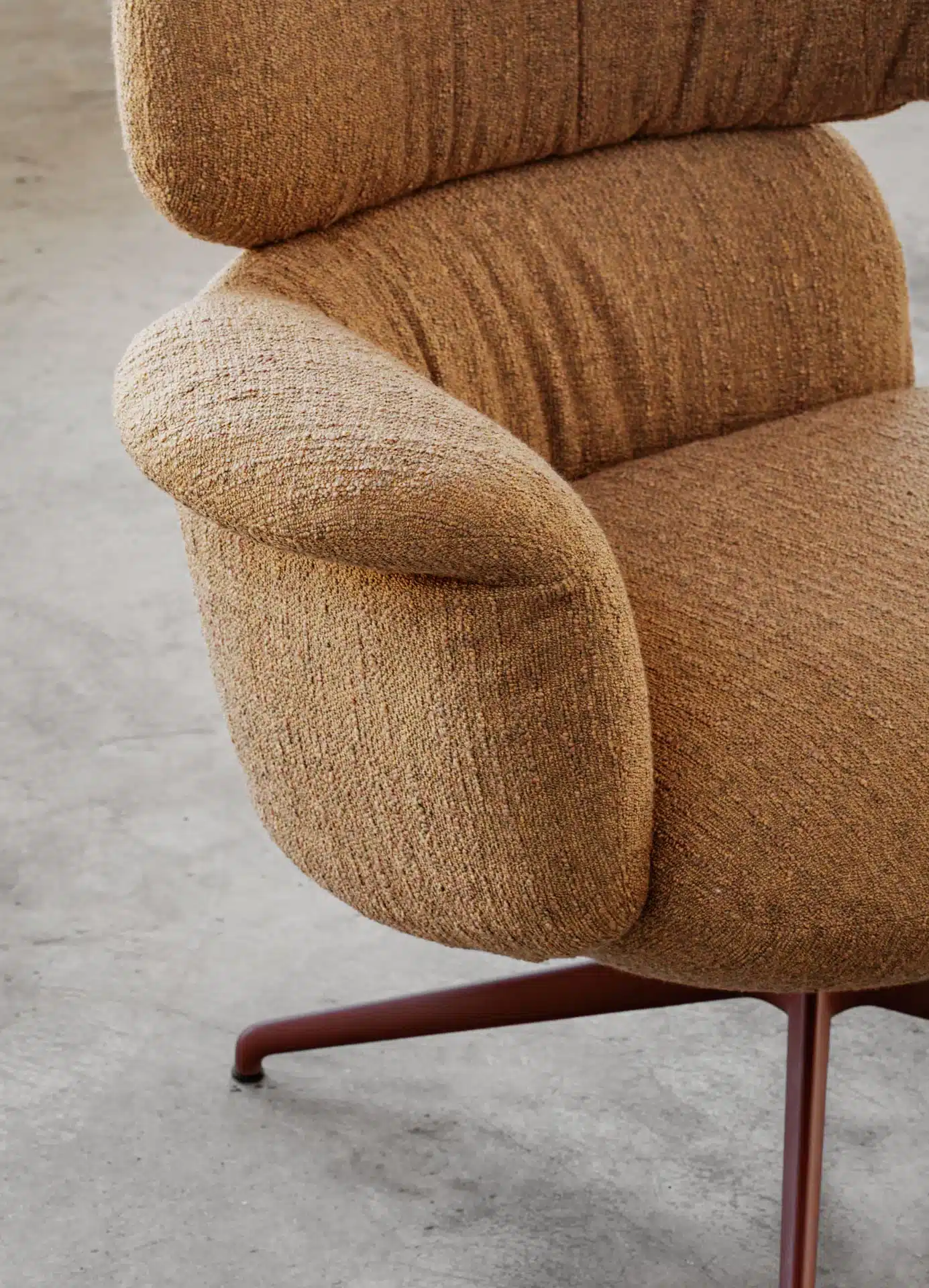 On y voit un fauteuil lounge design dans un intérieur professionnel