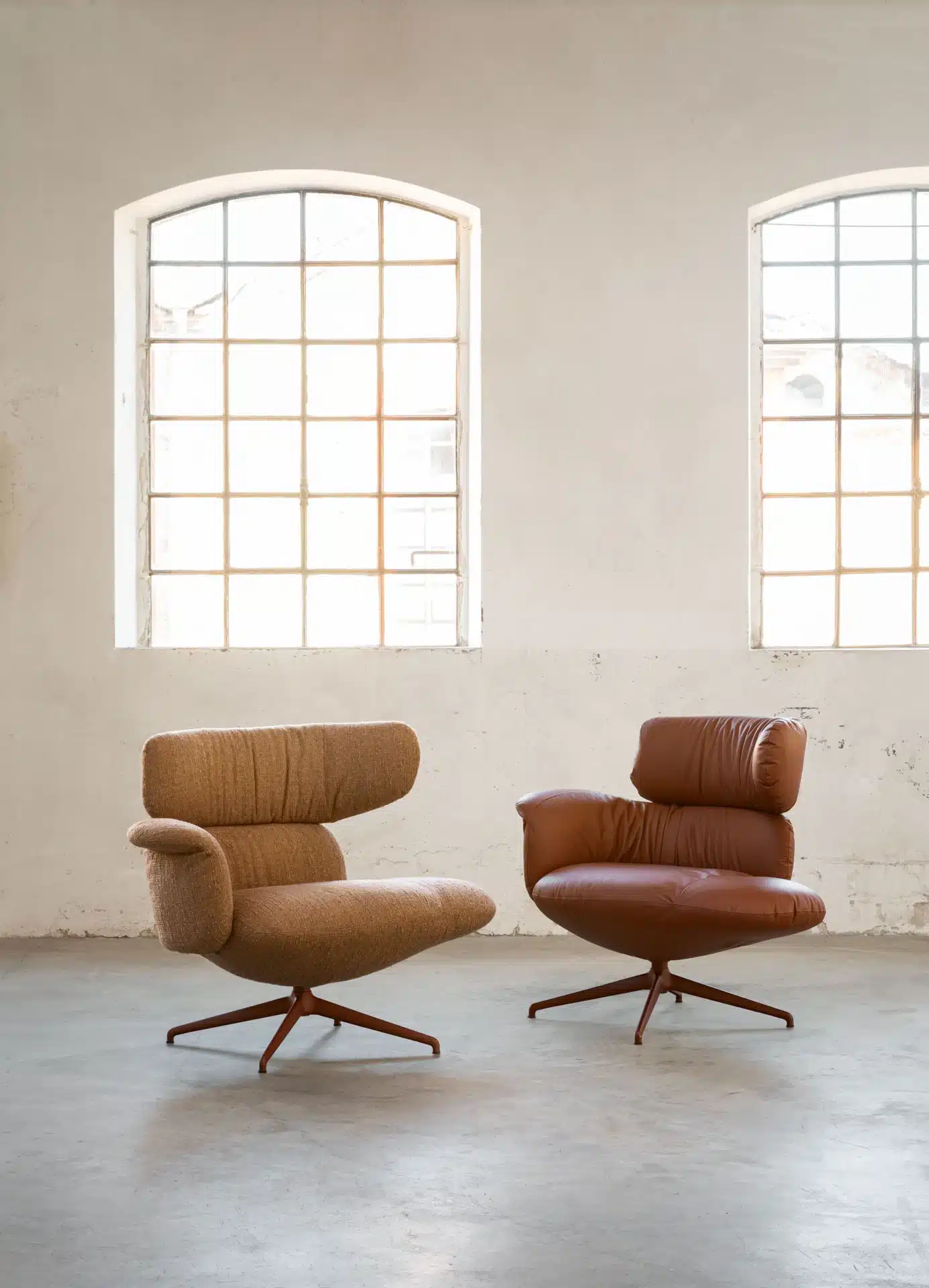On y voit un fauteuil lounge design dans un intérieur professionnel