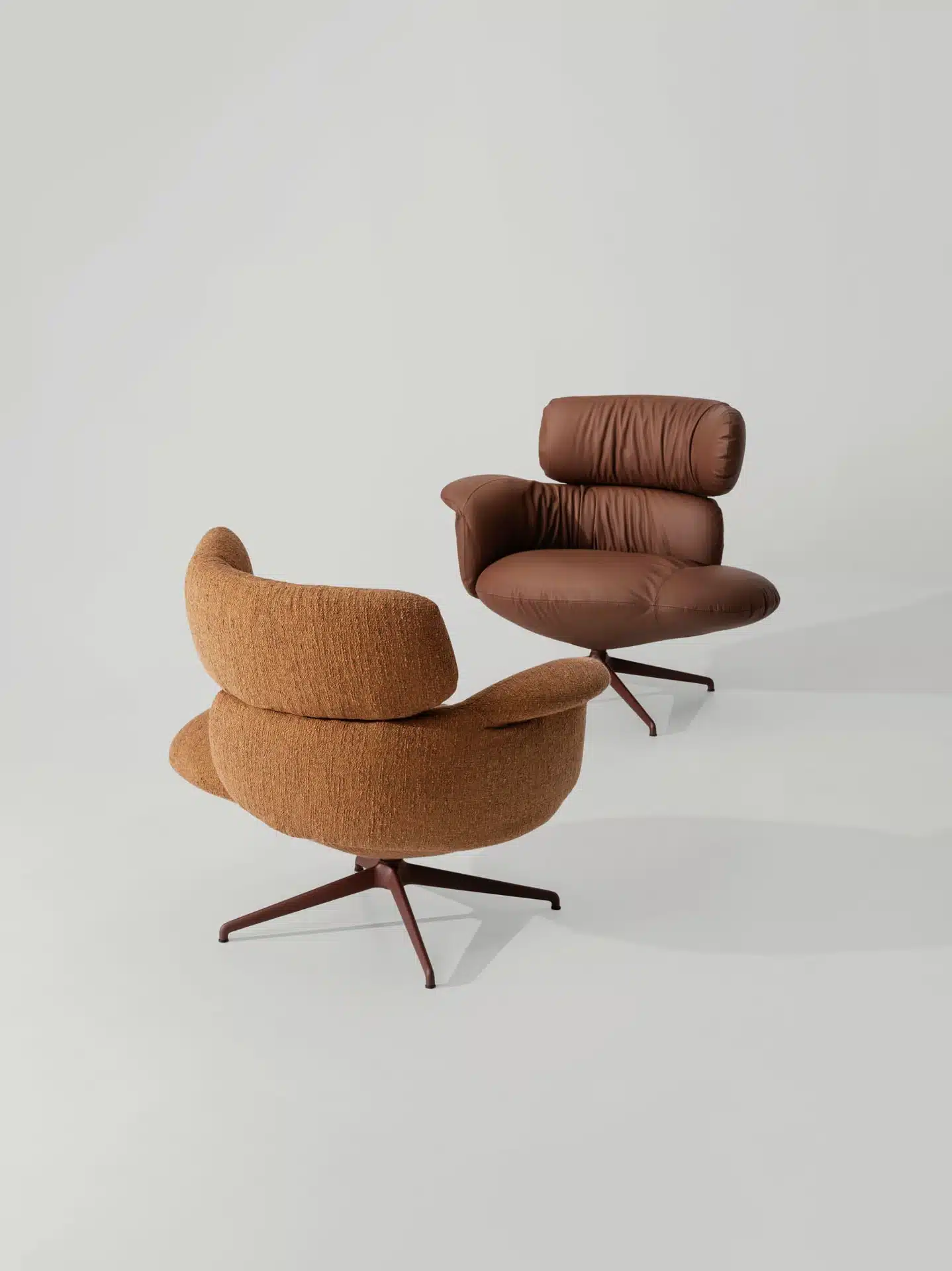 On y voit un fauteuil lounge design dans un intérieur professionnel